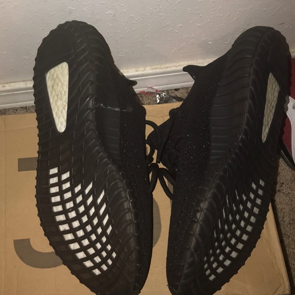 Yeezy 350 red stripe - Picture 3 of 3